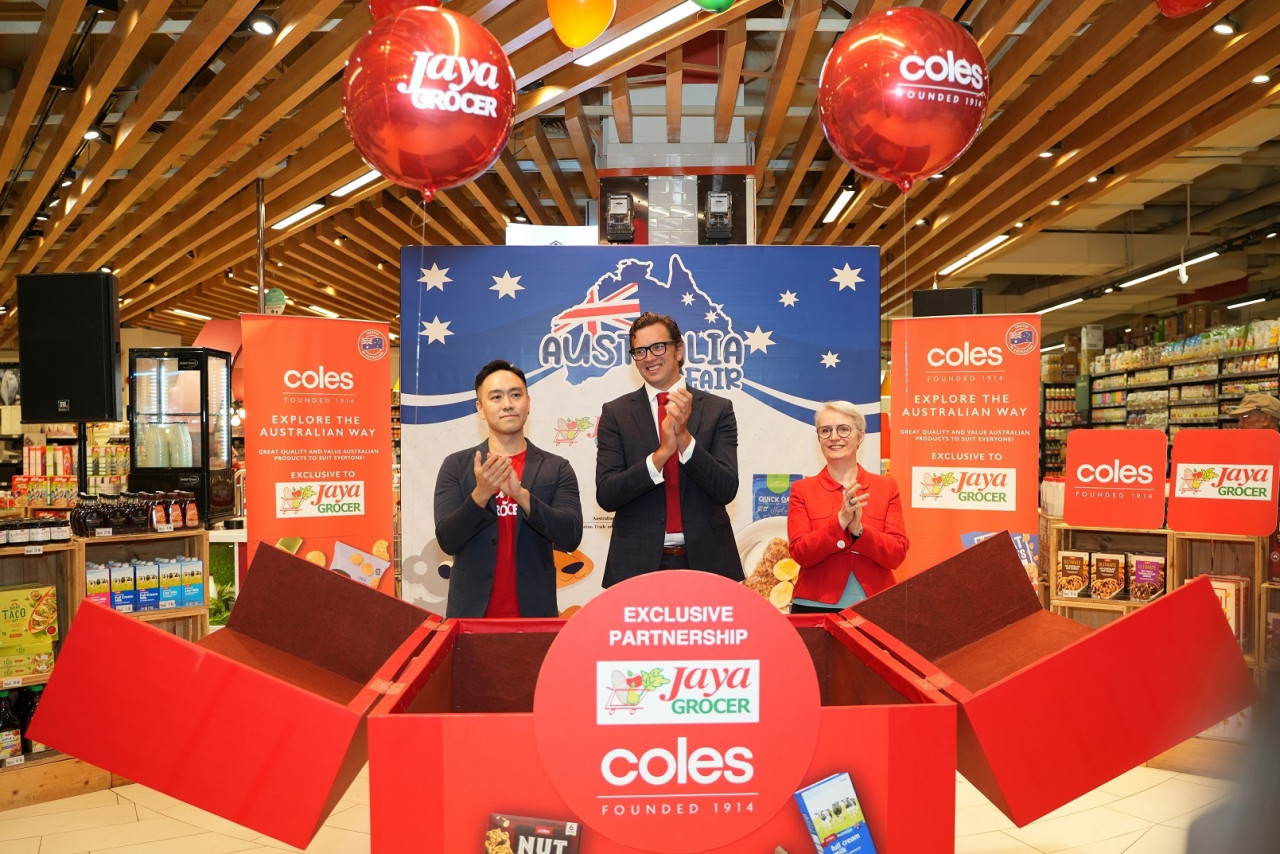 (Dari kiri) Daniel Teng, Will Mulholland, dan Gatehouse yang turut hadir pada majlis memeterai kerjasama eksklusif antara Coles dan Jaya Grocer. - Gambar Jaya Grocer