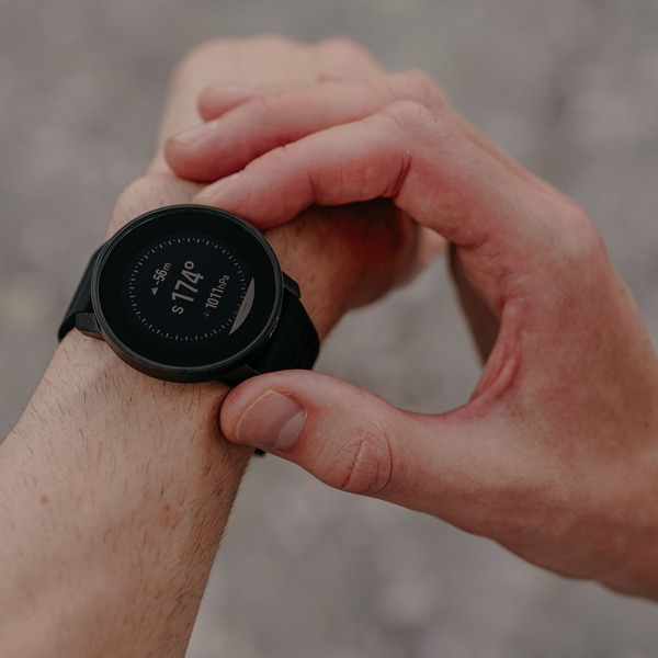 Suunto 9 Peak Pro adalah model pertama yang dikira jejak karbonnya.
