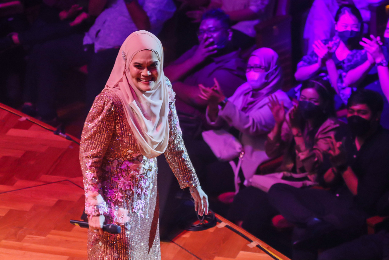 Aishah cukup lincah dan ligat dan memberikan energi dan getaran ala Aishah & The Fan Club kepada audiens
