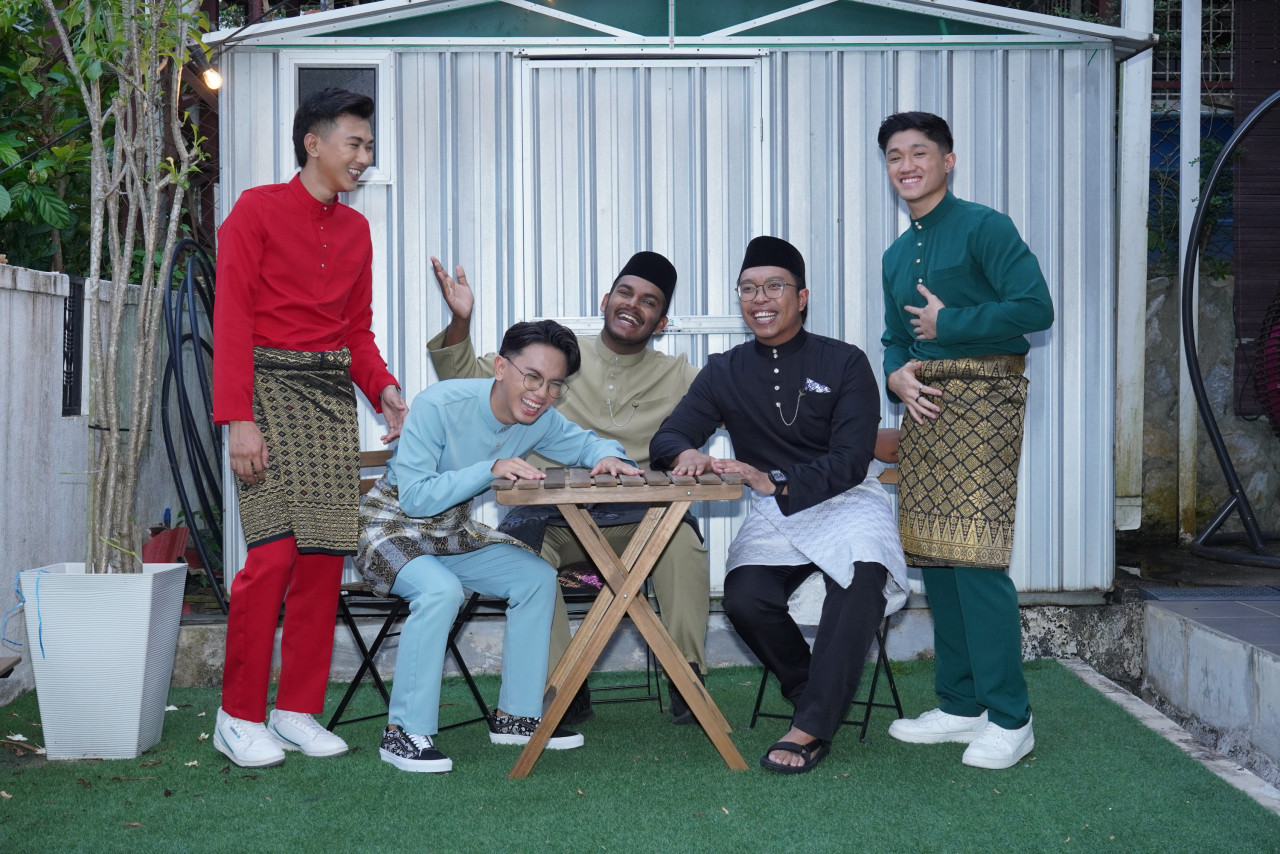 Menurut The Dollah, pelbagai idea telah cuba mereka perolehi untuk mencipta  sebuah lagu baharu bagi Aidilfitri tahun ini,  susulan mereka mempunyai 5 juta pengikut secara keseluruhan di aplikasi TikTok