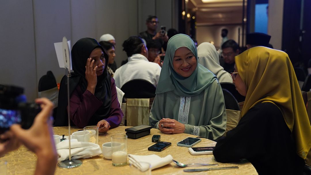 DJ Lin (tengah) kini akan mengimbangkan antara kerjaya dan keluarga.