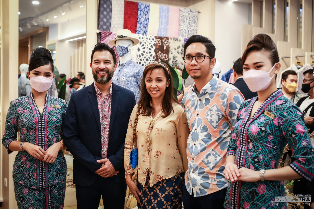(Dua dari kiri) Amiroel Shazrie Yusof (wakil Enrich), Tengku Zatashah dan Pengasas Kapten Batik, Ekram Faiz. - Gambar oleh Nooreeza Hashim