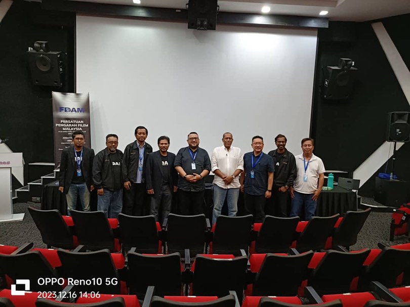 Datuk Afdlin Shauki bersama barisan kepimpinan baharu FDAM. - gambar FDAM