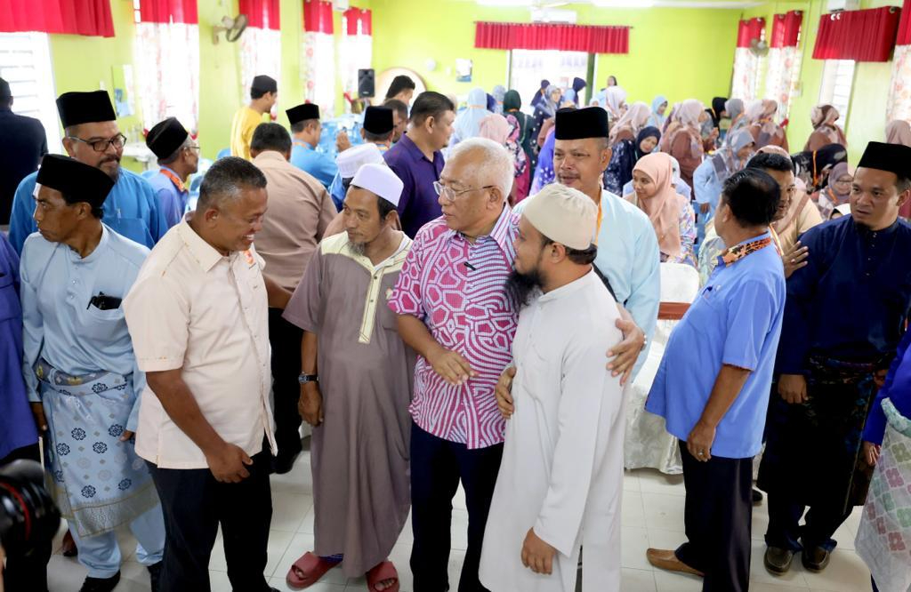Mahzir berbual dengan peserta yang hadir pada majlis perasmian Mesyuarat Agung Tahunan Kali ke- 7, Pertubuhan Kami Anak Felda (KAF) Wilayah Alor Setar, di Dewan Felda Lubuk Merbau di Kuala Nerang, semalam.