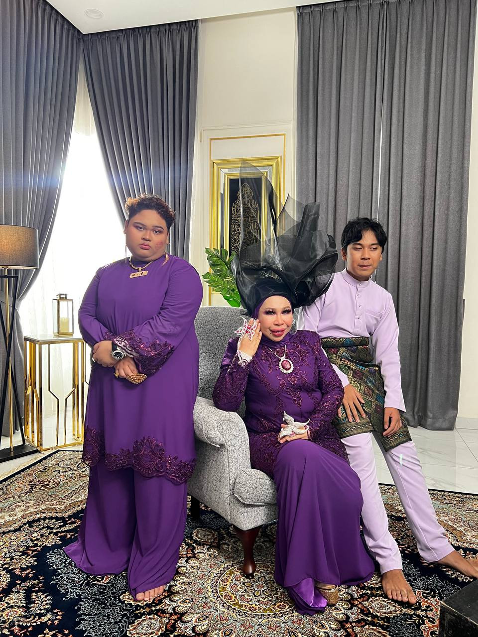 Muah Muah Muah Raya adalah gandingan Vida serta anak-anaknya Kacak dan Cik B.