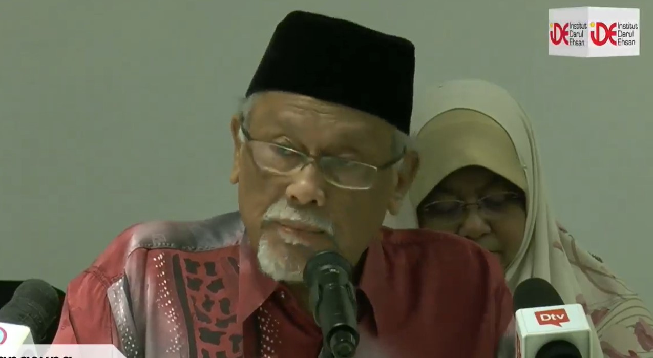 Wan Ramli Wan Daud pada sidang media Deklarasi Profesor Melayu G70. - Tangkapan layar dari Facebook Institut Darul Ehsan-IDE﻿
