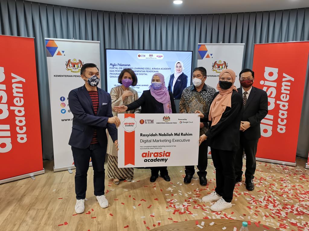 Noraini merakamkan gambar bersama penerima Penempatan Pekerjaan Program Transformasi Digital Graduan Universiti