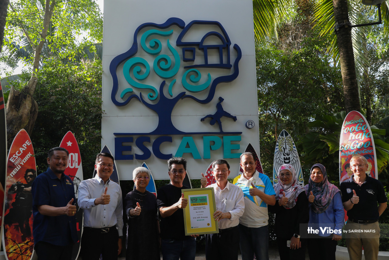 Chow Kon Yeow (lima dari kanan) menerima anugerah  Anugerah TripAdvisor’s Travelers’ Choice 2022.