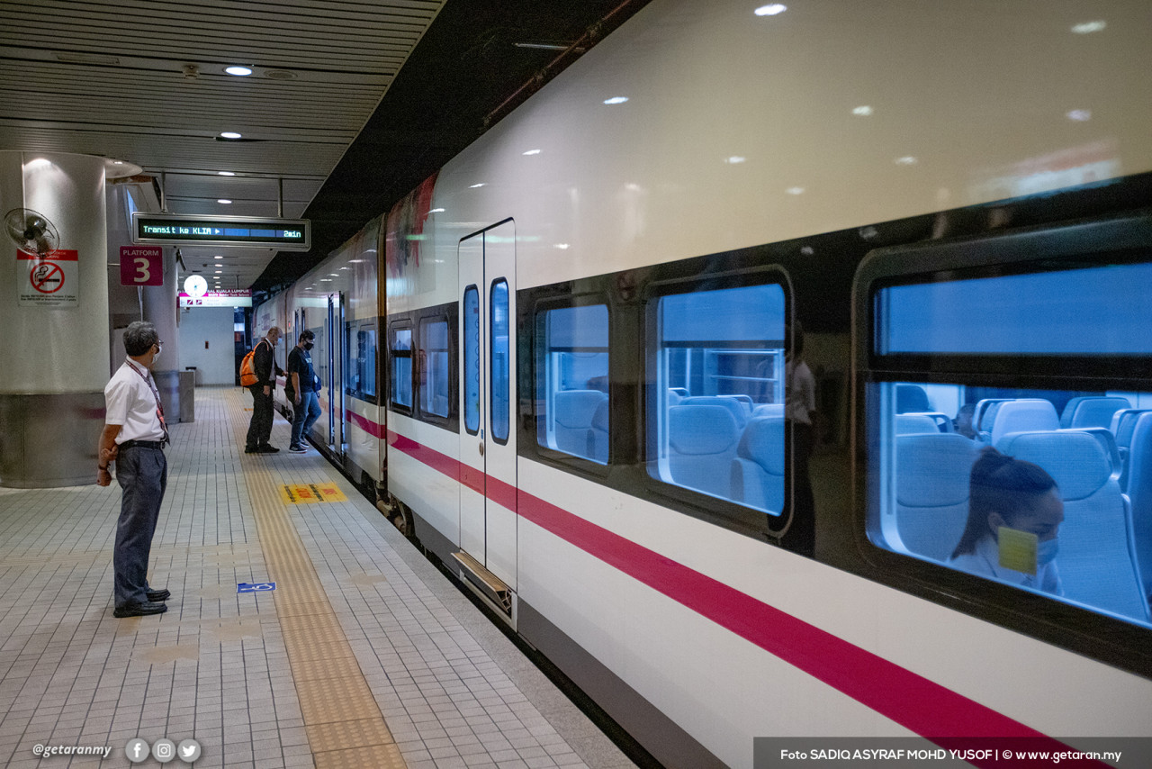 Hanya kelihatan beberapa penumpang menunggu untuk menaiki tren.