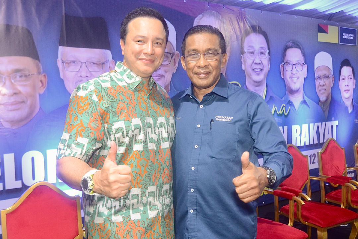 Eizlan bergambar bersama Takiyuddin, malam tadi.