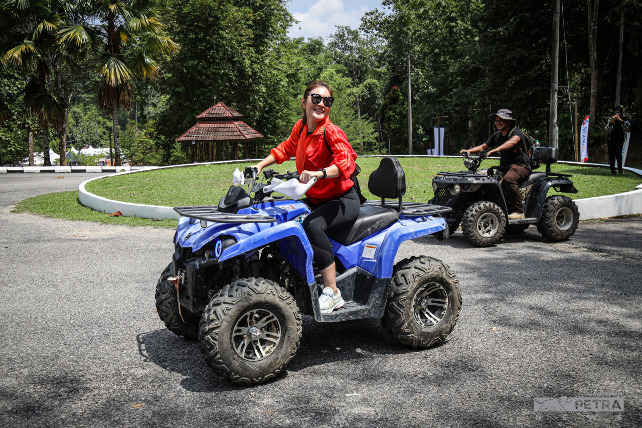 Anda boleh menunggang ATV untuk meneroka hutan belantara di sini