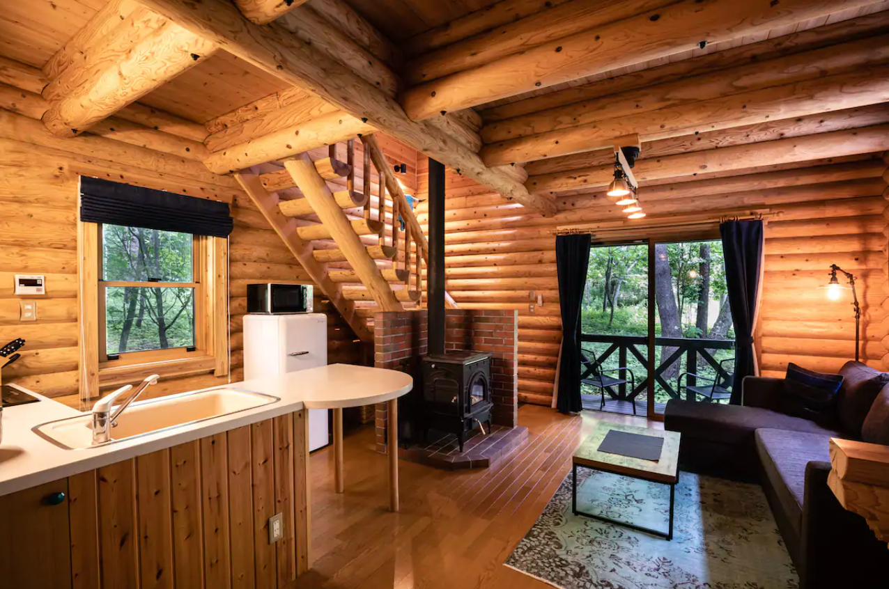 Hiasan dalaman kabin terpencil di Nagano memang cukup menarik. - Gambar Airbnb