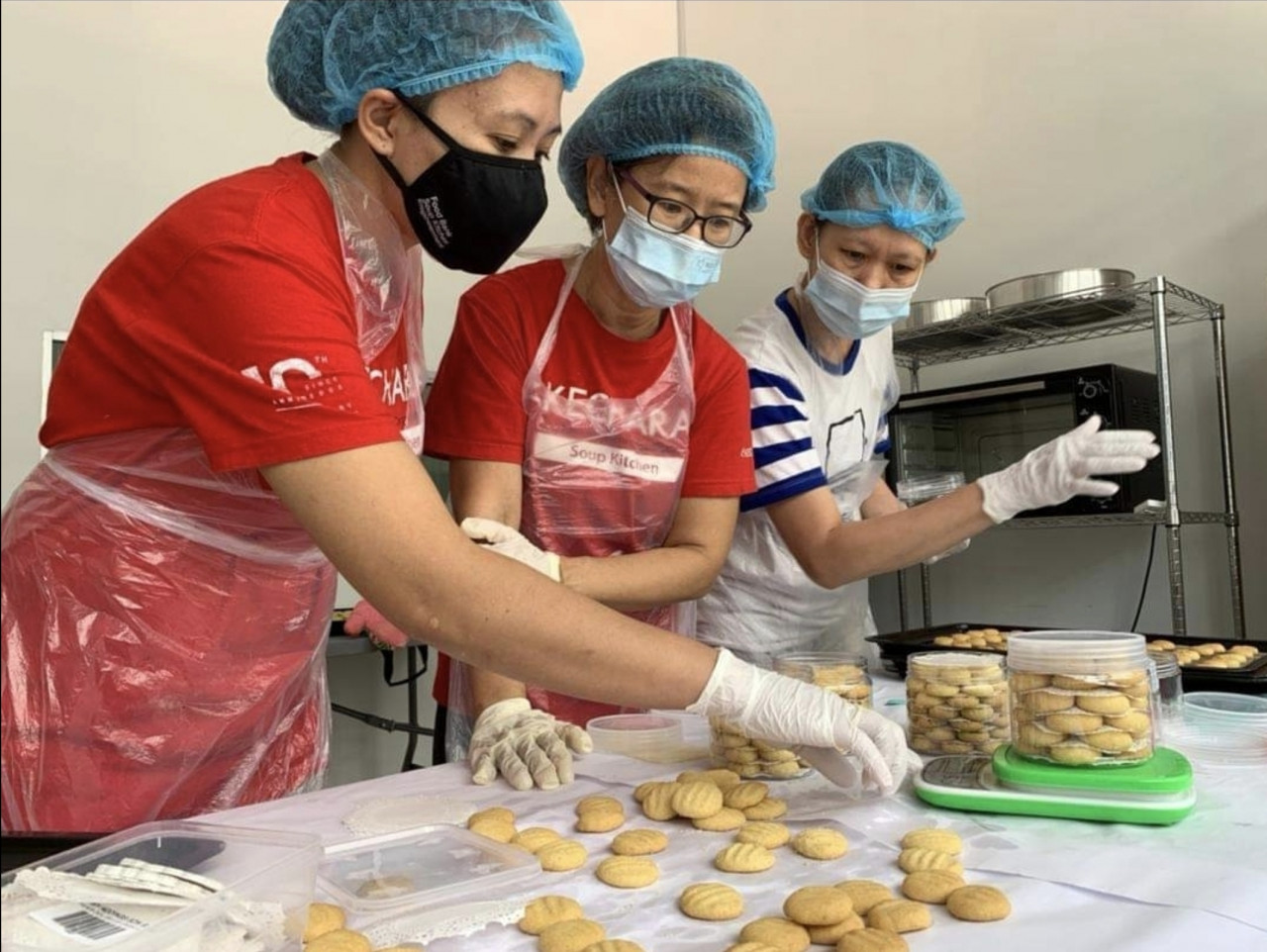 Sukarelawan KSK memberi latihan kepada mereka yang memerlukan untuk memperbaiki taraf ekonomi mereka. - Gambar ihsan Kechara Soup Kitchen