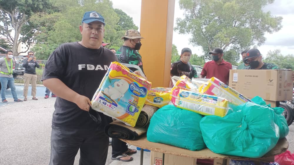 Antara barangan keperluan yang diagihkan kepada mangsa banjir.