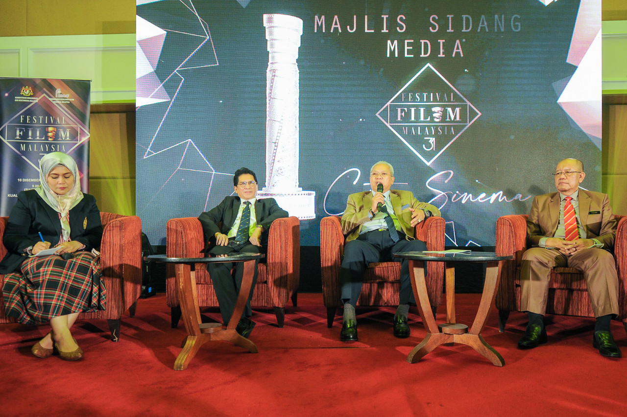 Zakaria (kanan) ketika sidang media bersama pihak FINAS, Kementerian Komunikasi dan Multimedia, dan Persatuan Wartawan dan Penulis Hiburan Malaysia (WHAM).