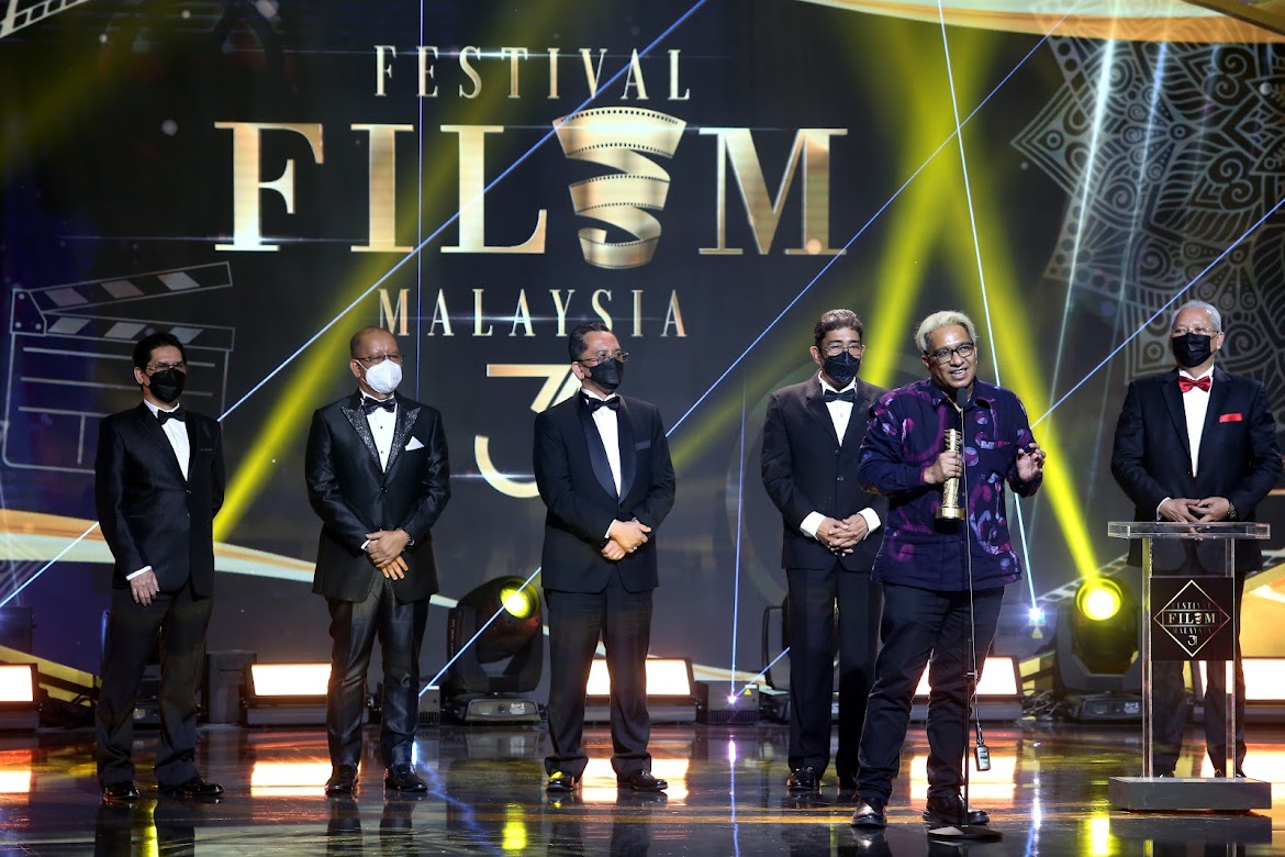 Amir Muhammad, wakil Kuman Pictures, menerima anugerah untuk Filem Terbaik - 'Roh'