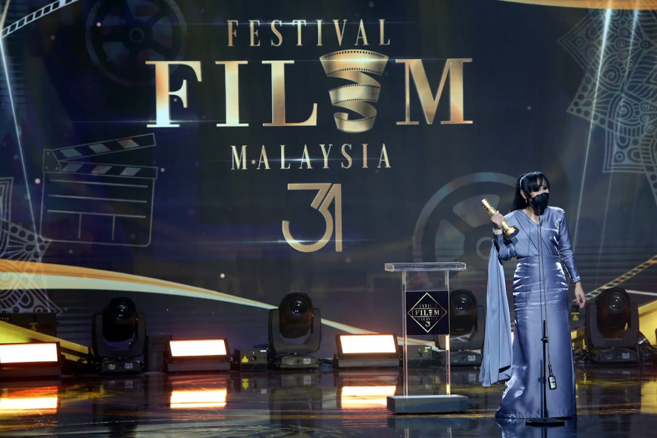Pelakon Pembantu Wanita Terbaik - Junainah M. Lojong ('Roh')