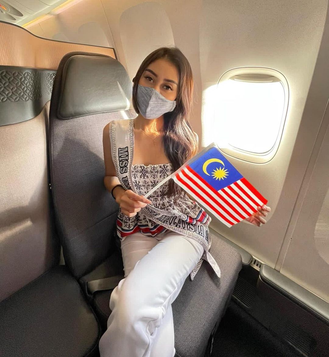 Francisca menaiki Qatar Airways untuk transit di Doha, Qatar sebelum ke Dallas, USA