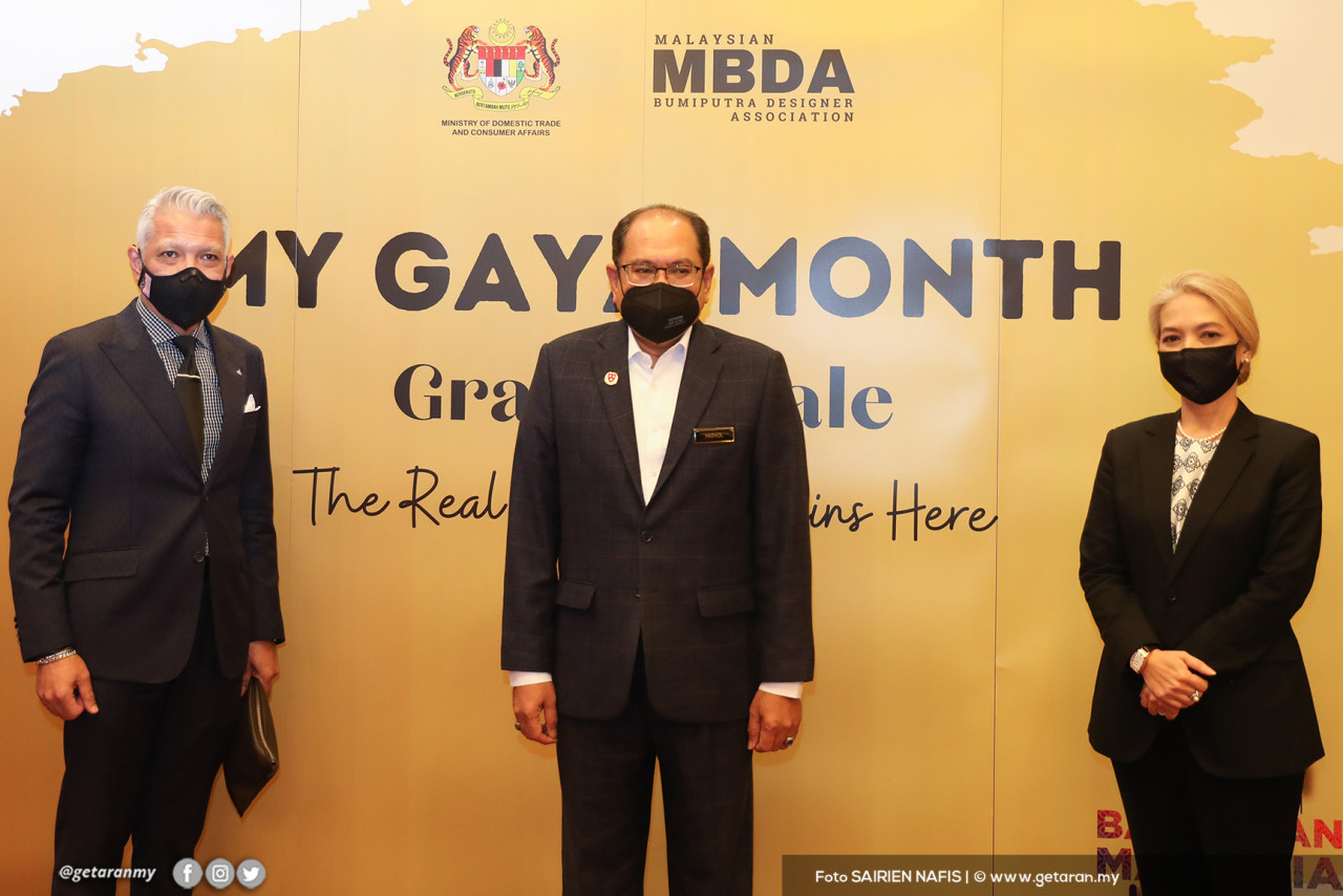 (Dari kiri) Pengasas, Bon Zainal bersama Datuk Seri Hasnol Zam Zam dan Pengerusi MBDA, Rasta Rasid