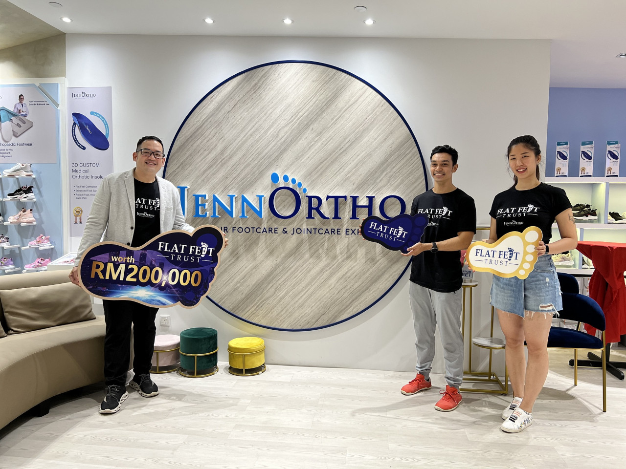 (Dari Kiri) Dr Edmund bersama jurulatih AFC, Alvin Netto dan atlet badminton, Soniia Cheah
