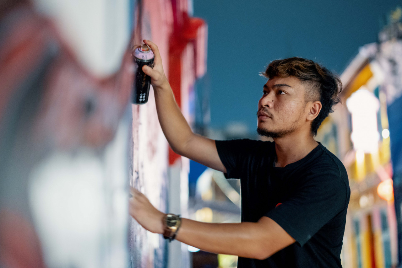 Amir Andhar, pelukis mural profesional.