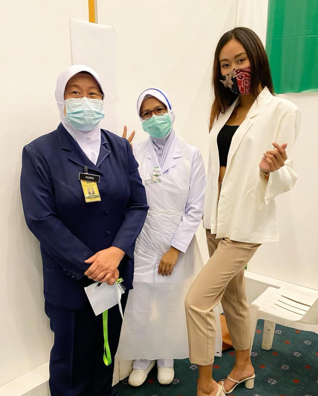 Bergambar bersama doktor dan jururawat KKM bagi memberi penghargaan