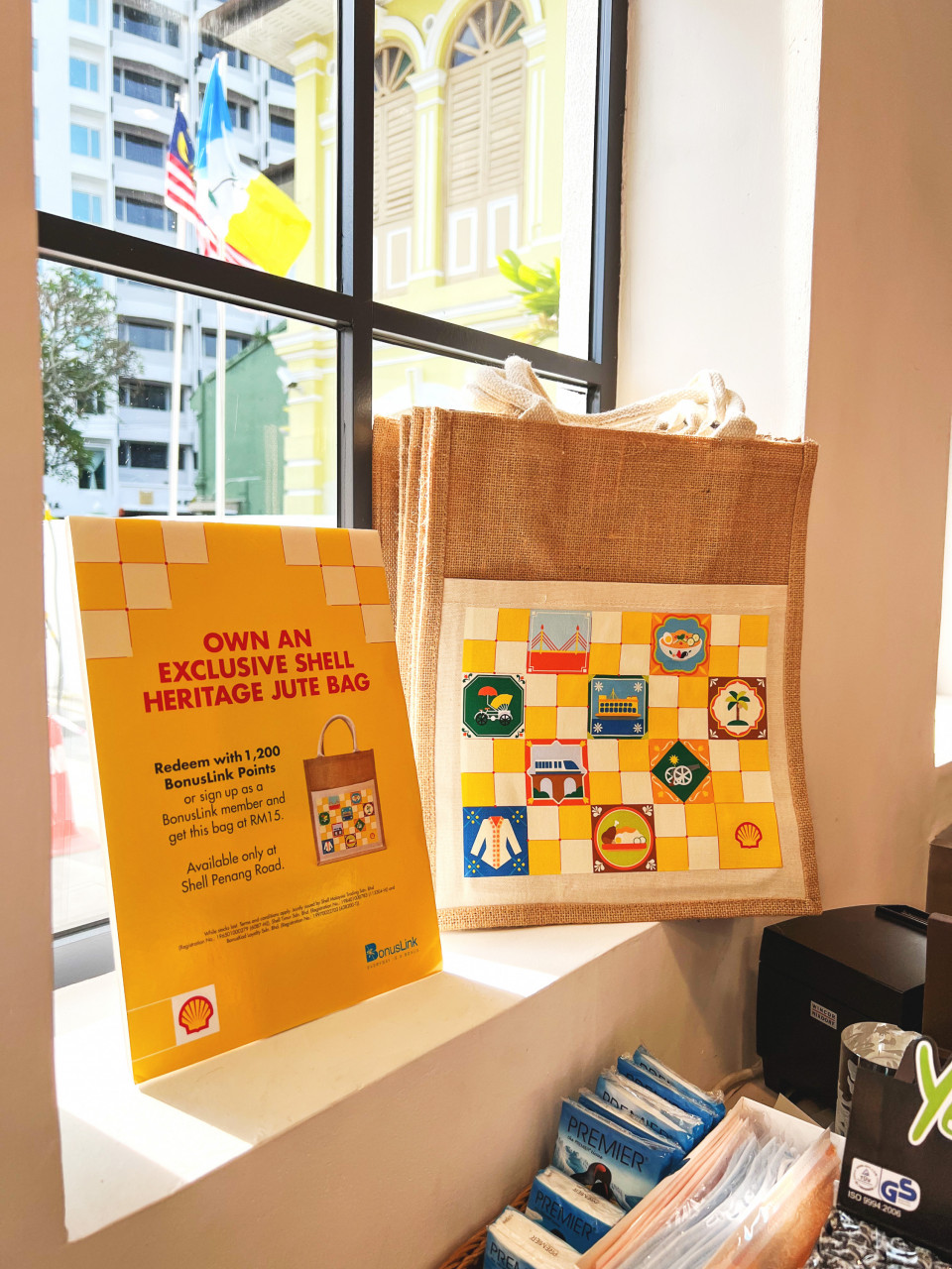Shell Heritage Jute Bag.