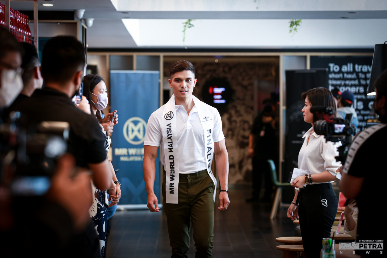 Danial Hansen, Peragawan (27)