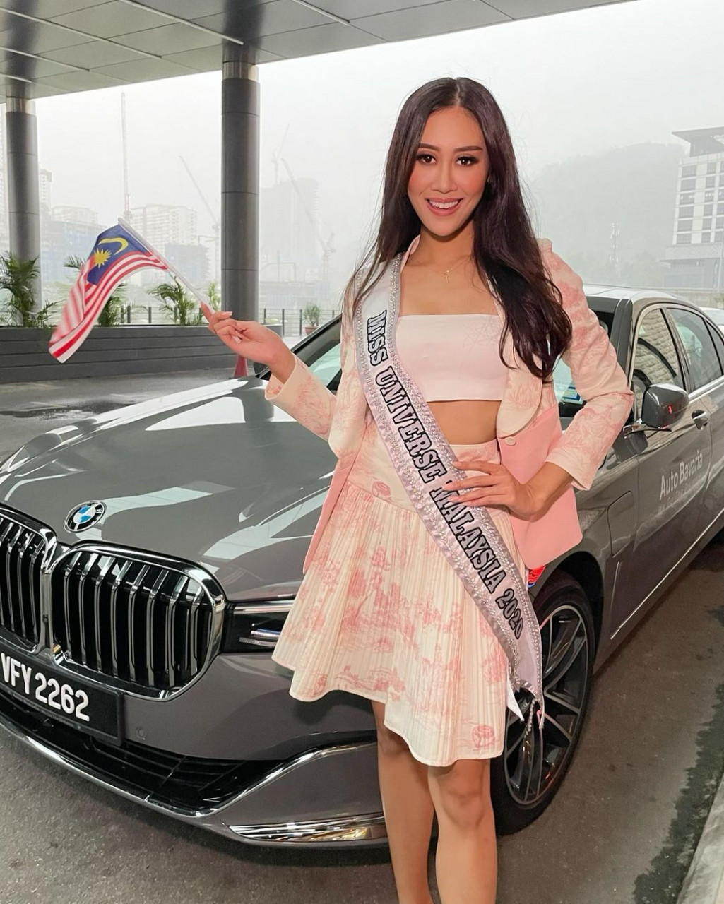 Francisca tiba di KLIA dengan BMW 7 Series