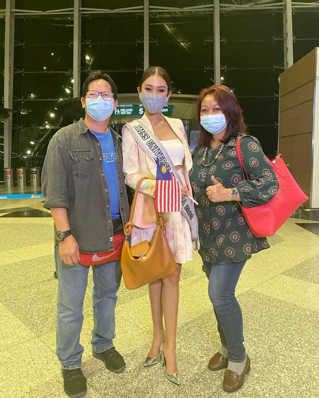 Bergambar bersama kedua ibu bapanya sebelum berangkat