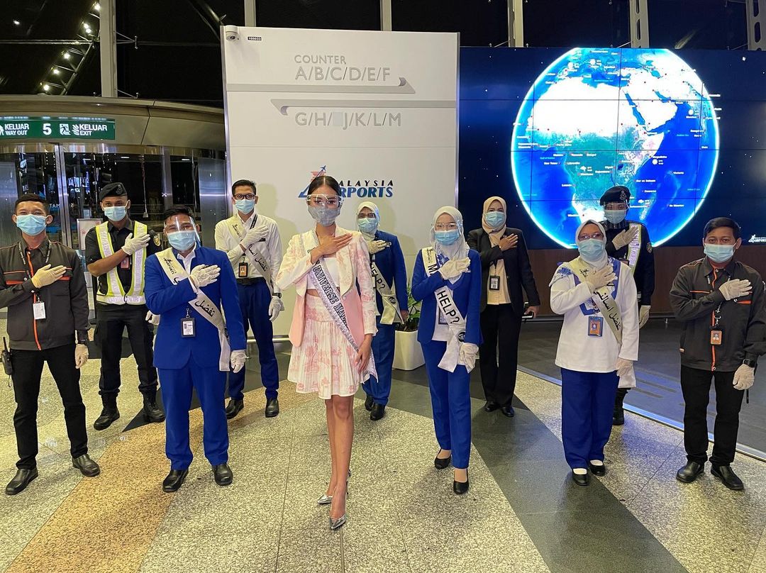 Bergambar bersama warga kerja KLIA