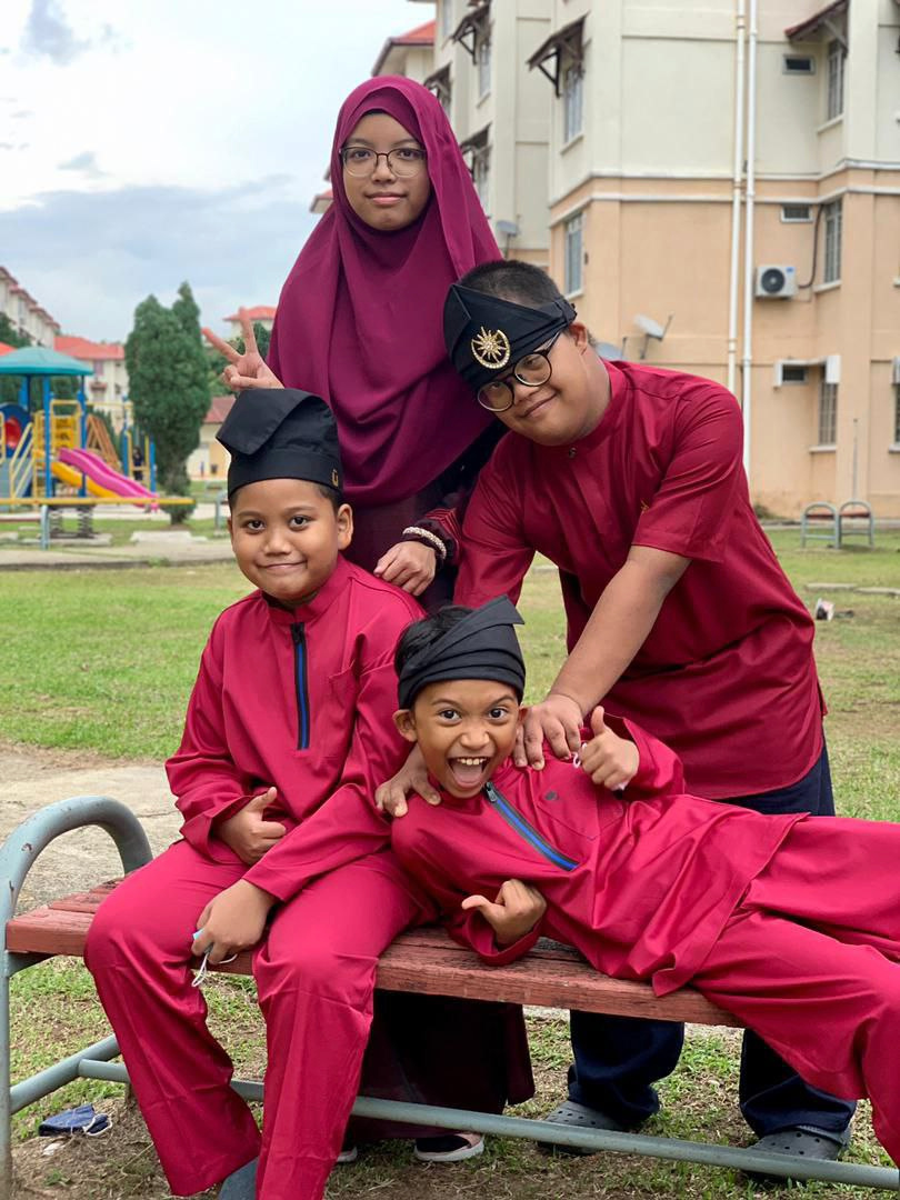 Muhamad Luqman Nazim Muhamad Fadzli, 17, (berdiri, belakang, kanan) bersama adik beradiknya ketika bergambar pada Lebaran baru-baru ini di Permatang Pauh, Pulau Pinang. Gambar: fotoBernama/Metro