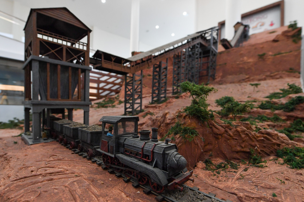 Antara miniatur yang terdapat di Muzium Besi. Gambar: Bernama