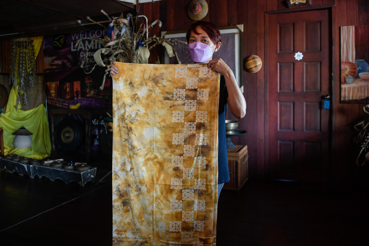 Hasil corak batik linut dengan menggunakan teknik cetakan bagi mendapatkan latar belakang warna kain mengikut motif.