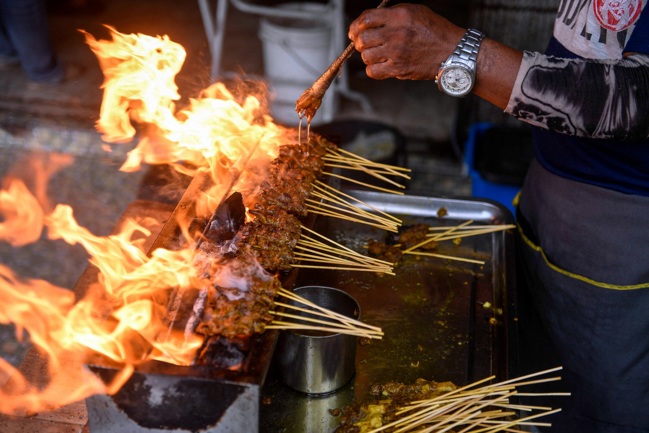 KKM turut menasihati pengguna dan orang ramai untuk sentiasa peka dengan aspek keselamatan makanan - Gambar hiasan Bernama