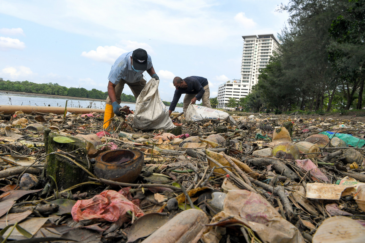 Keadaan sekitar Sungai Tebrau ketika tinjauan di Kampung Bakar Batu baru-baru ini.