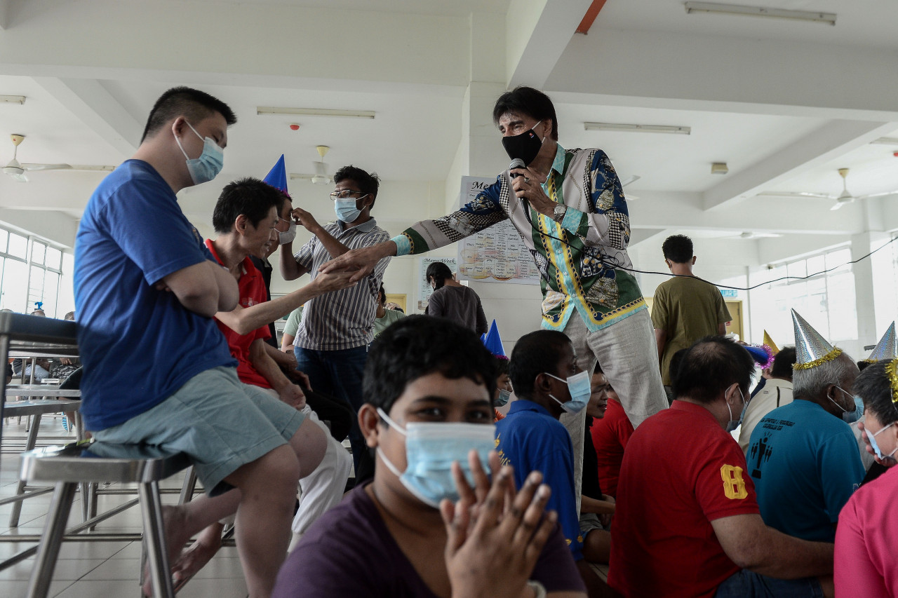 Datuk DJ Dave, 74, tidak melepaskan peluang meraikan hari ulang tahun kelahirannya pada 14 Februari bersama golongan kurang upaya, di Pusat Kanak-Kanak Cacat Taman Megah, Kuala Lumpur. Gambar: Mohd Azlim Mansor, Bernama