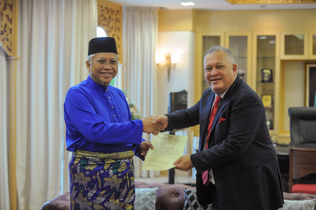 Menteri Komunikasi dan Multimedia Tan Sri Annuar Musa (kiri) menyerahkan surat lantikan sebagai Pengerusi Interim Suruhanjaya Komunikasi dan Multimedia (MCMC) kepada Tan Sri Mohamad Salim Fateh Din - Gambar Bernama
