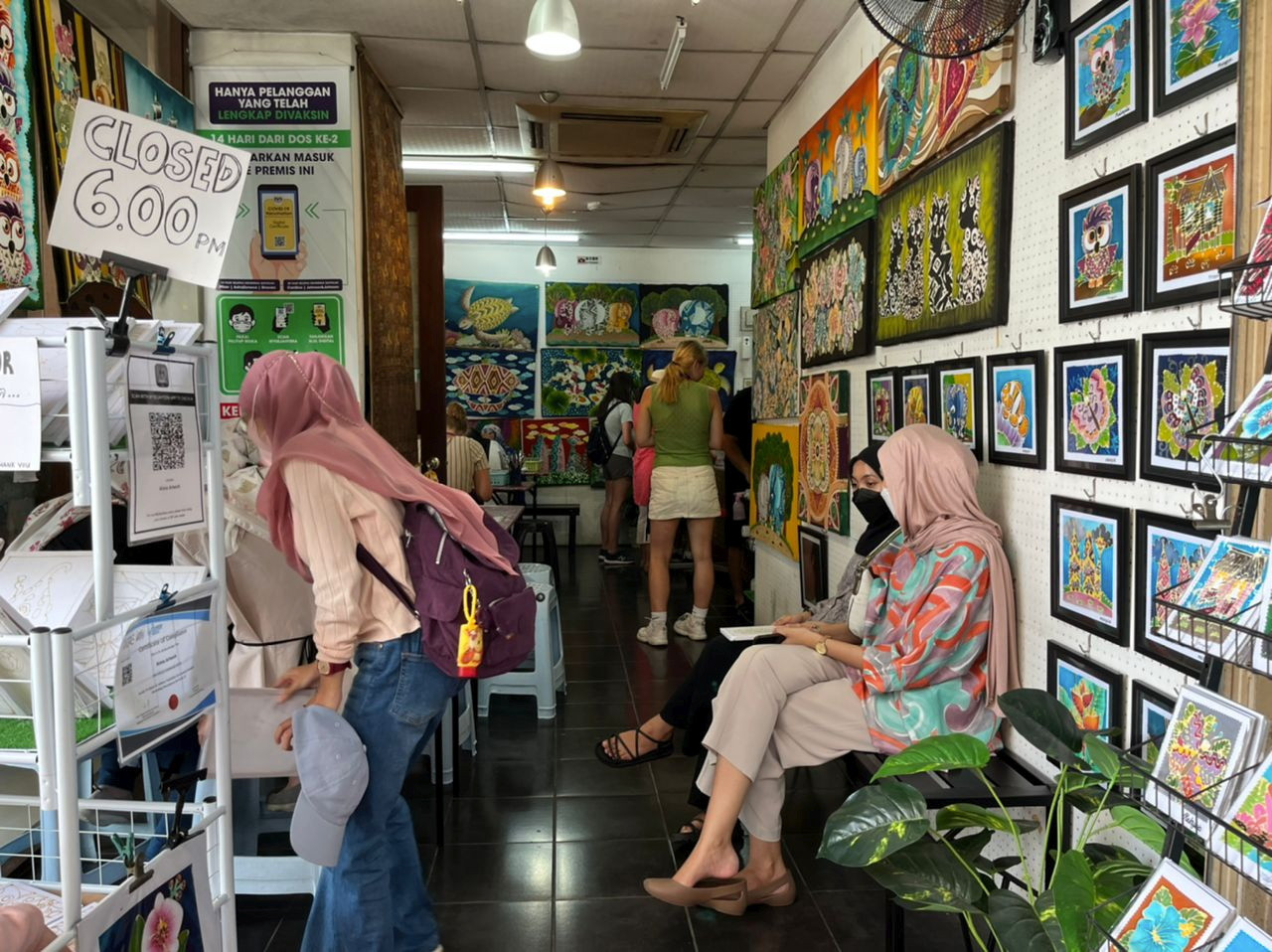 Sebahagian peserta yang sabar menanti untuk menyertai bengkel mencanting batik. - Gambar Bernama