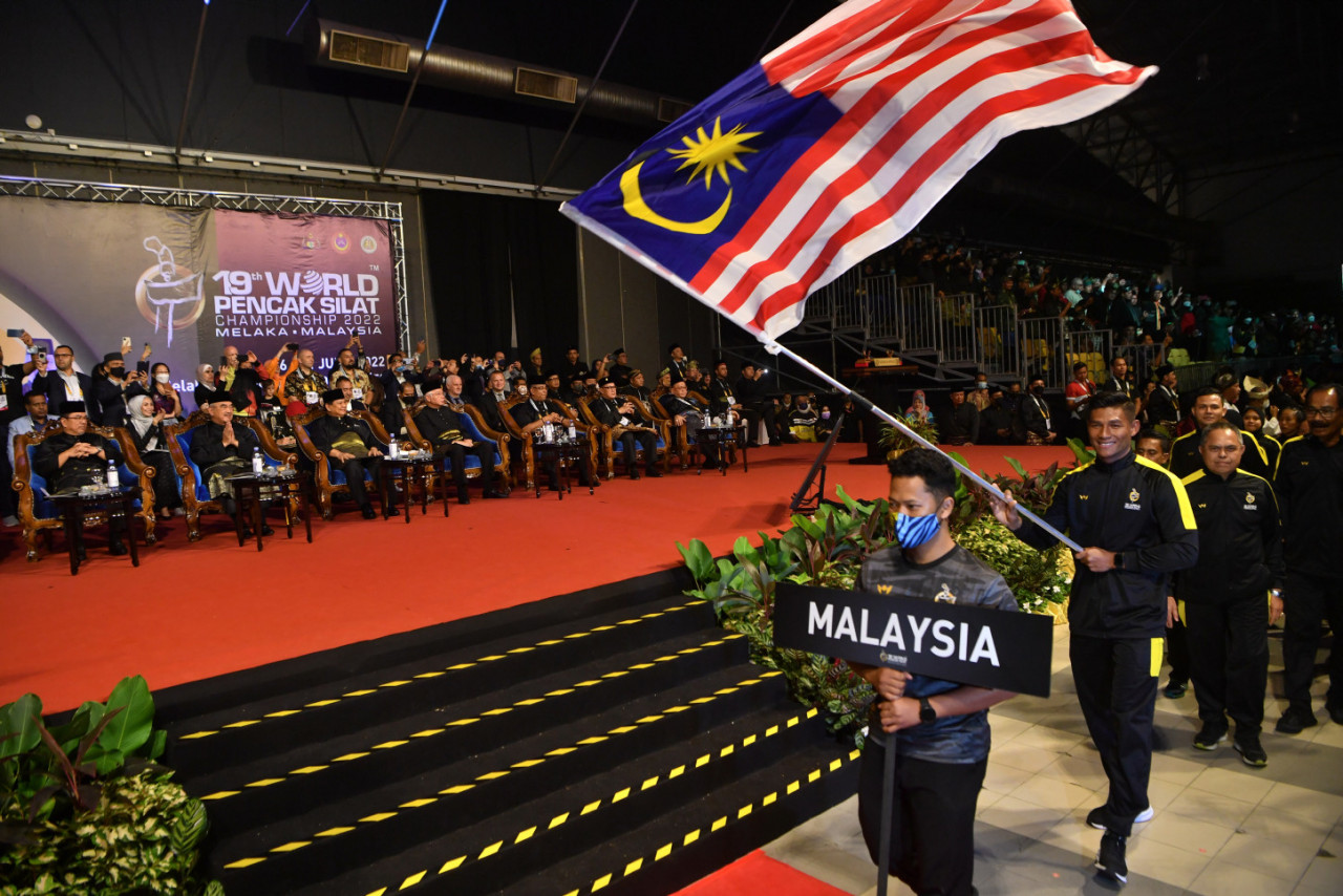 Mohd Ali Rustam (duduk dua, kiri) bersama barisan tetamu jemputan menyaksikan perarakan masuk kontinjen pesilat negara pada Majlis Perasmian Pembukaan Kejuaraan Pencak Silat Dunia Ke-19 di Pusat Dagangan Antarabangsa Melaka (MITC) semalam. - Gambar Bernama
