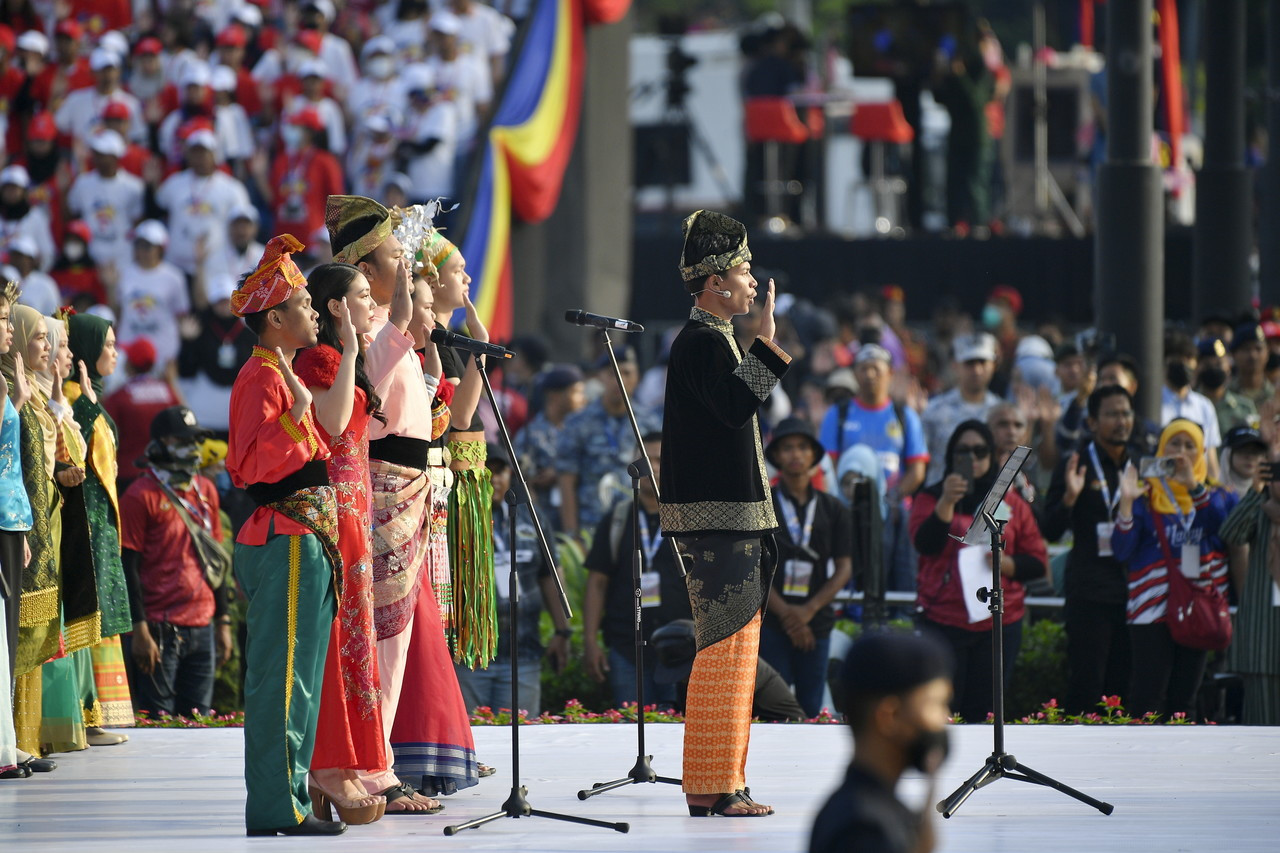 Muhammad Azeem mengetuai bacaan ikrar Rukun Negara pada sambutan Hari Kebangsaan 2022 di Dataran Merdeka hari ini. - Gambar Bernama