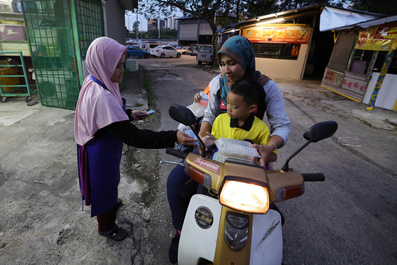 Menu pelbagai yang disediakan Hafizah membuatkan anak-anak bersemangat untuk ke sekolah. - Gambar Bernama
