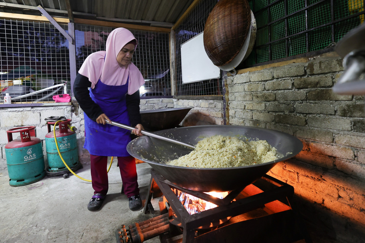 Rutin harian Hafizah menyediakan sarapan bermula seawal jam 4 pagi. - Gambar Bernama
