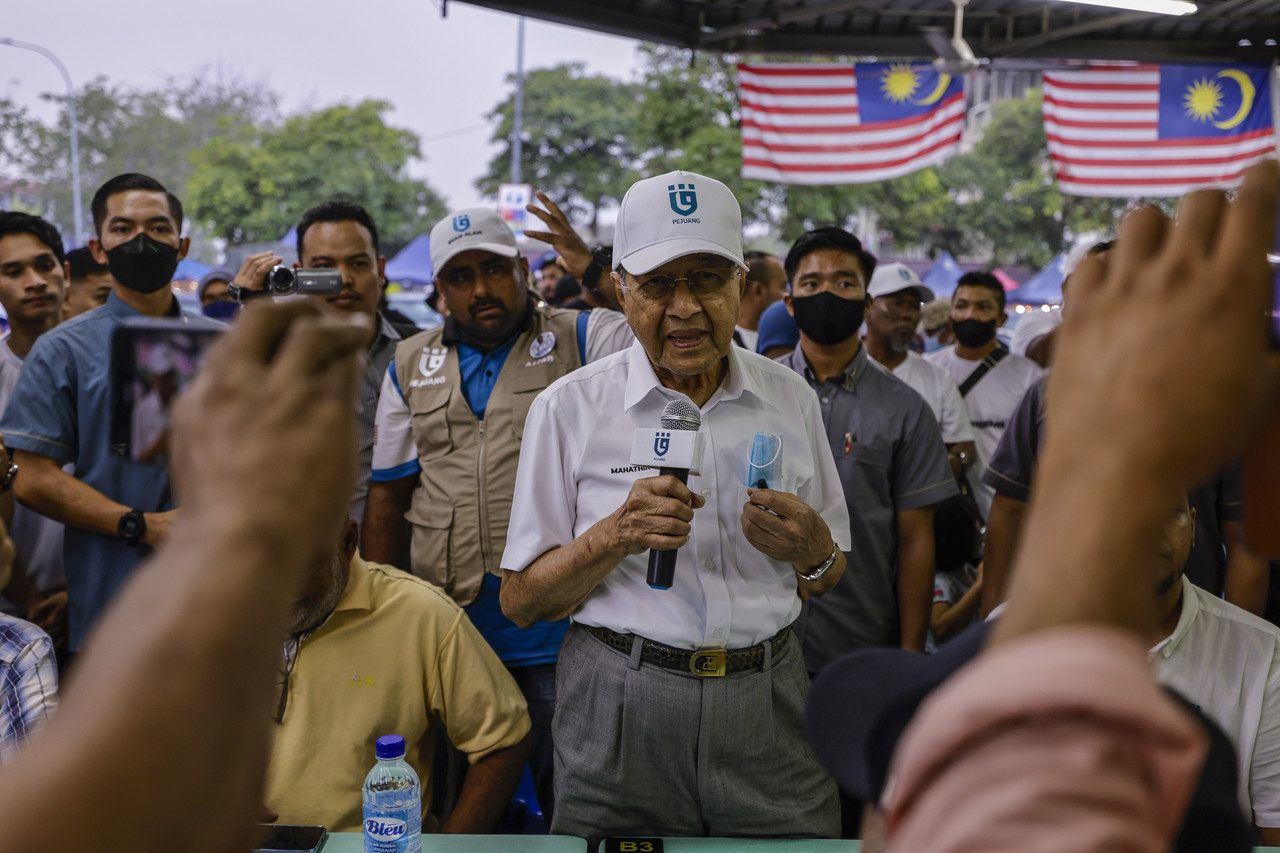 Dr Mahathir berucap ketika turun berkempen untuk calon PEJUANG bagi Parlimen Shah Alam, Muhammad Rafique Rashid di Sekyen 24, baru-baru ini. - Gambar Bernama