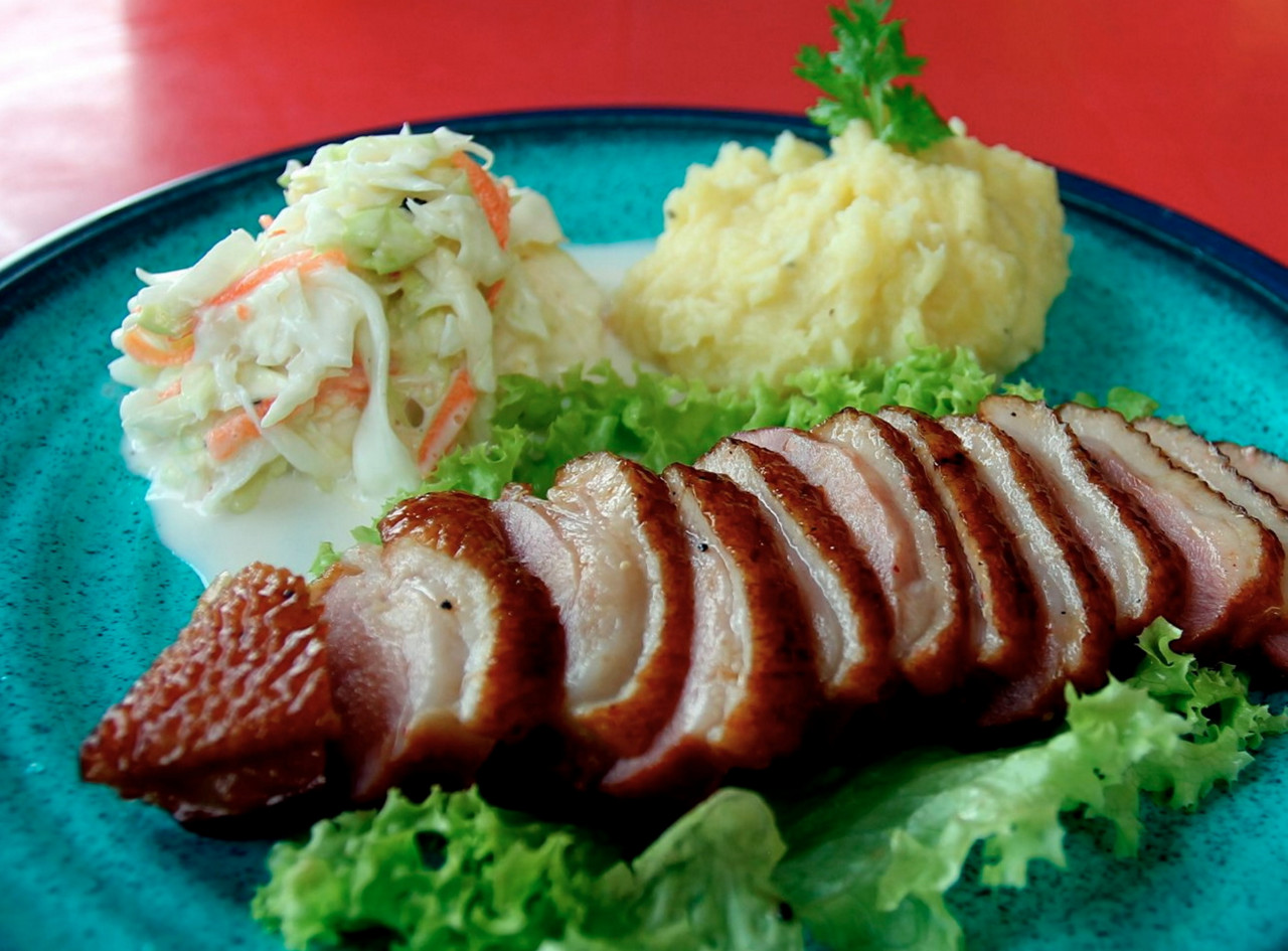 Hirisan dada itik panggang dihidangkan bersama nasi, sayur coleslaw, salad dan sos bawang putih. - Gambar Bernama