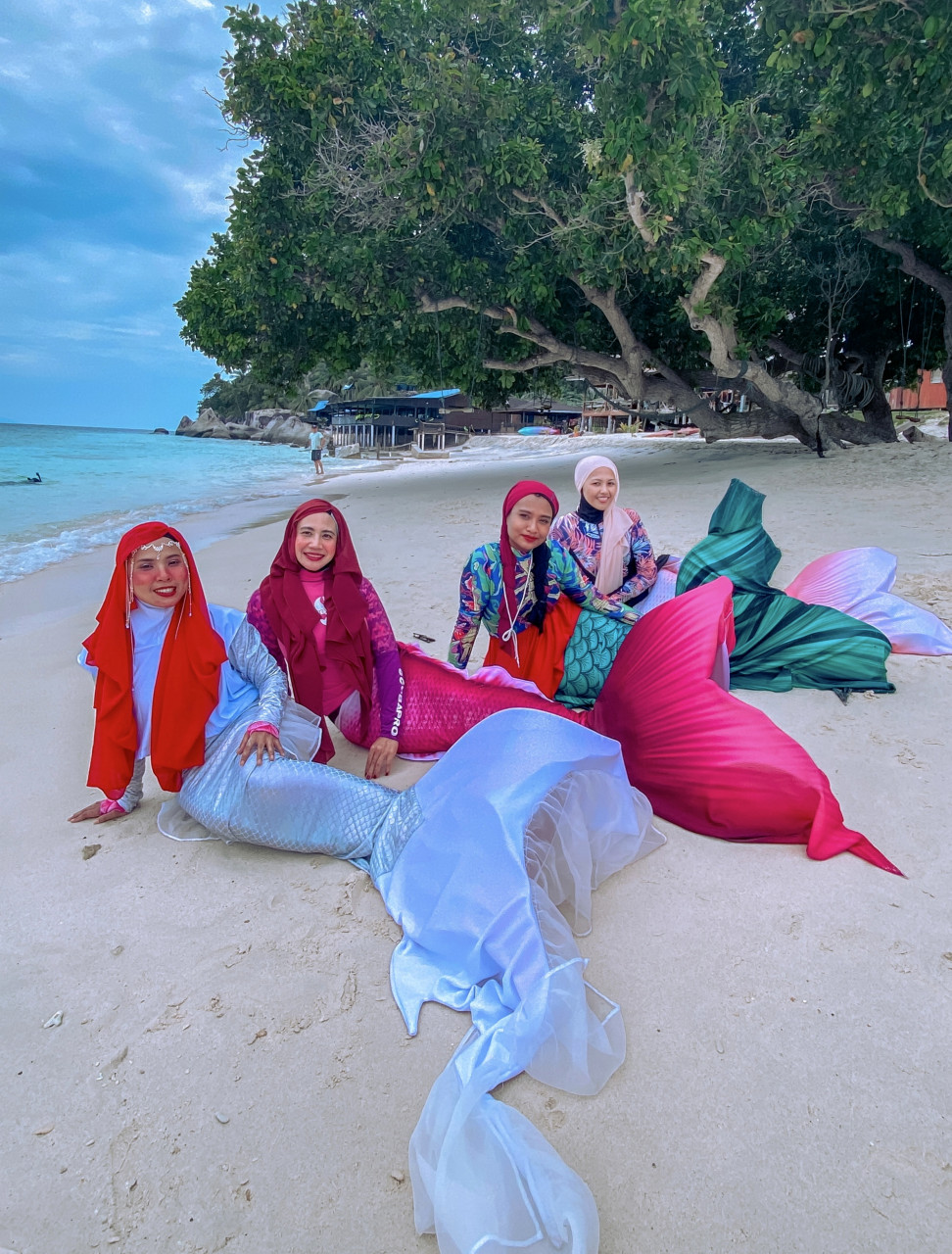 Nur Fathiyah (dua kiri) berhasrat membuka perniagaan berkonsepkan ‘Muslimah Mermaid’. - Gambar Bernama