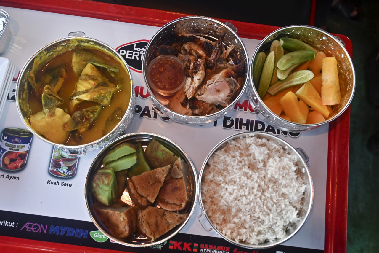 Antara juadah berbuka puasa yang disediakan Payang Water Taxi sepanjang Ramadan. - Gambar Bernama 