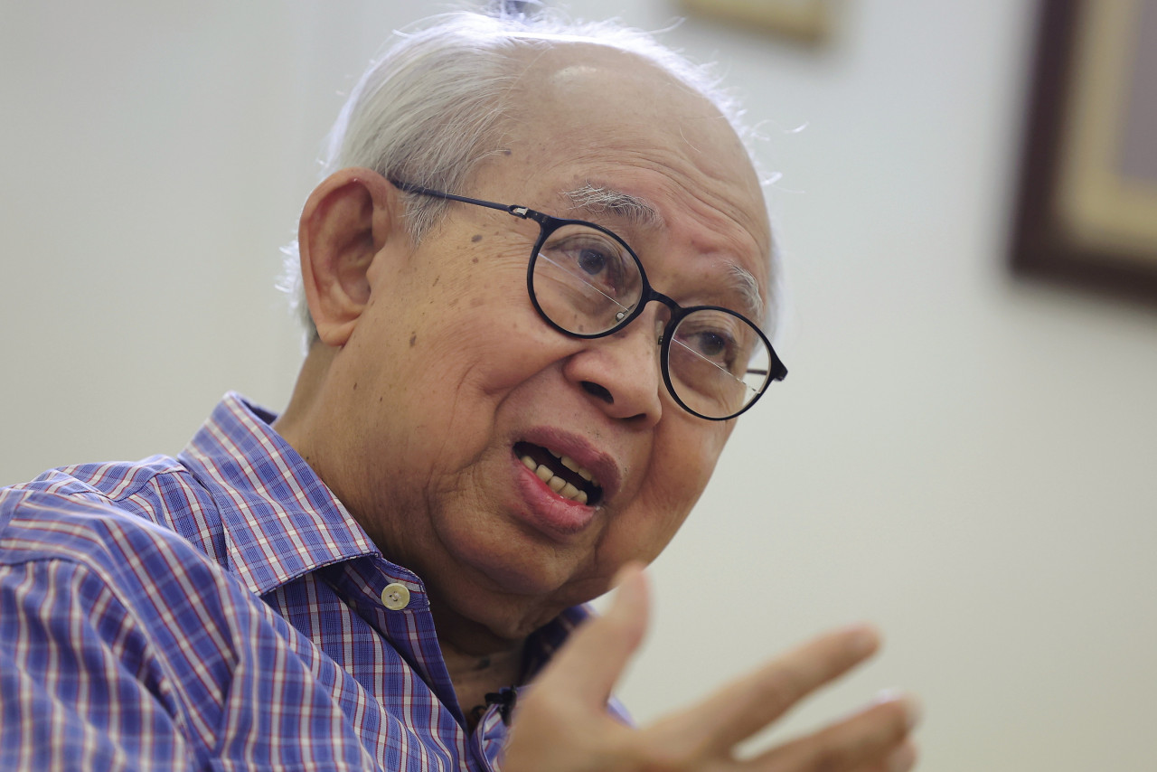 Bekas Menteri Kewangan dan Penasihat UMNO, Tan Sri Tengku Razaleigh Hamzah ketika ditemubual Bernama sempena memperingati jasa negarawan Allahyarham Tun Dr Ismail Abdul Rahman di kediamannya baru-baru ini. gambar BERNAMA
