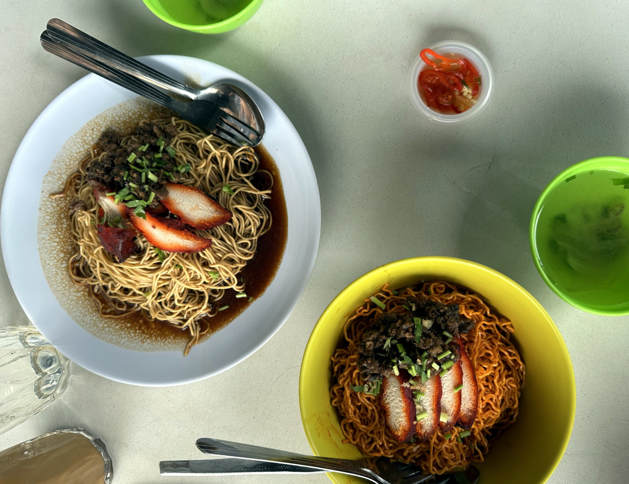 Mi kampua kicap dan mi kolok merah di Sainah Cafe. gambar BERNAMA