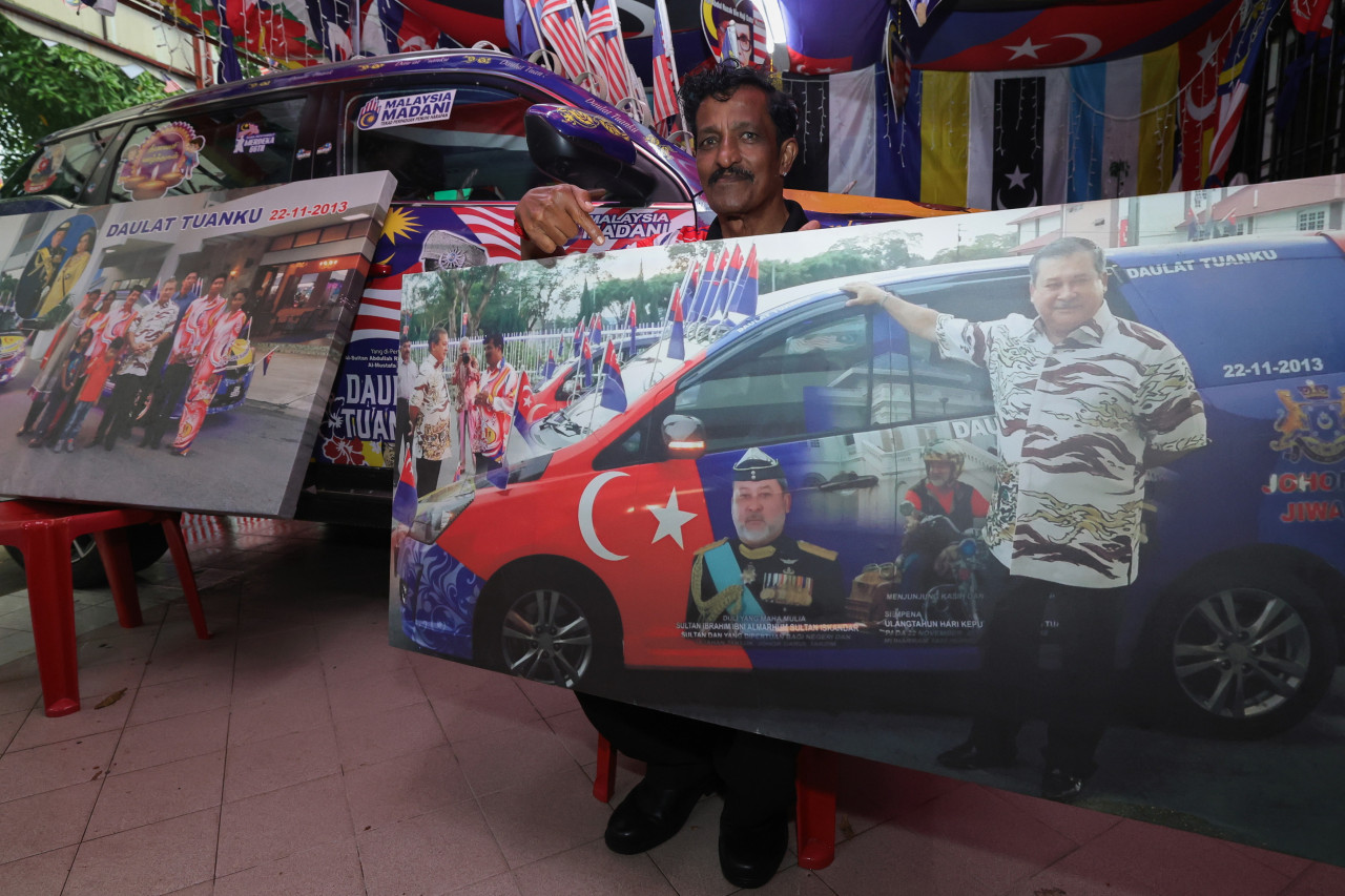 Ahli Perniagaan, M Kandapan, 63, menunjukkan gambar yang diambil bersama Sultan Johor, Sultan Ibrahim Almarhum Sultan Iskandar, ketika ditemui di kediamanya di Bandar Sri Alam Masai baru-baru ini. gambar BERNAMA
